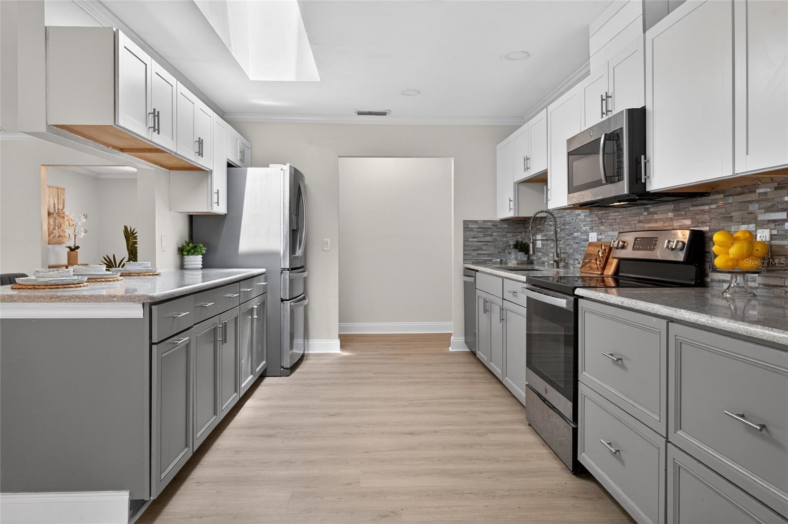 Image 11 of 34 For 716 Green Rd