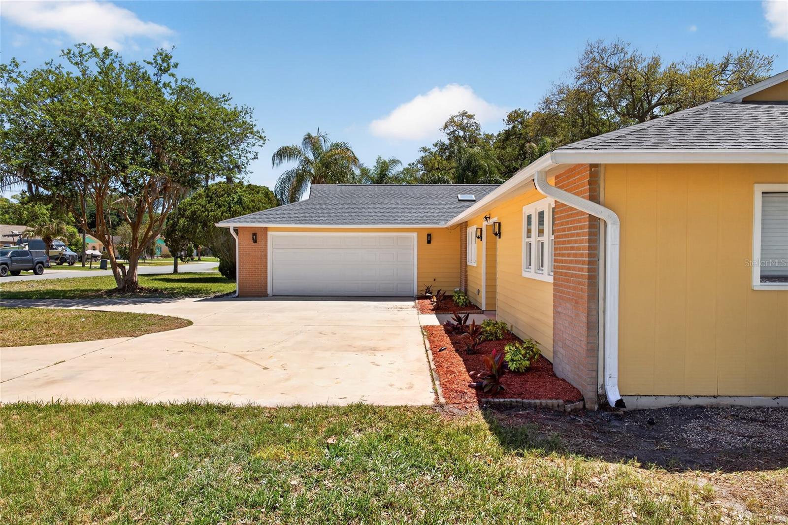 Image 3 of 34 For 716 Green Rd