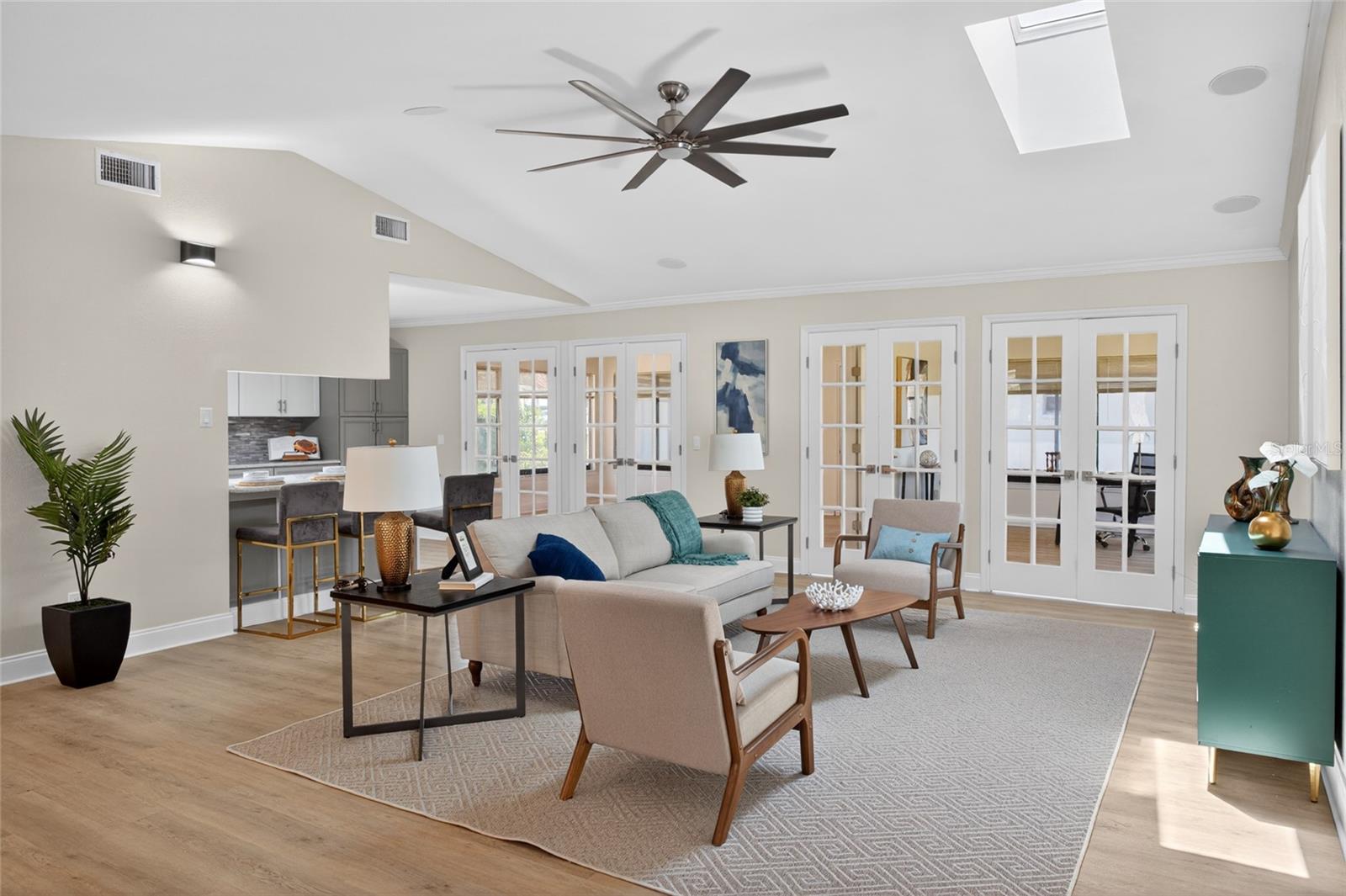 Image 7 of 34 For 716 Green Rd