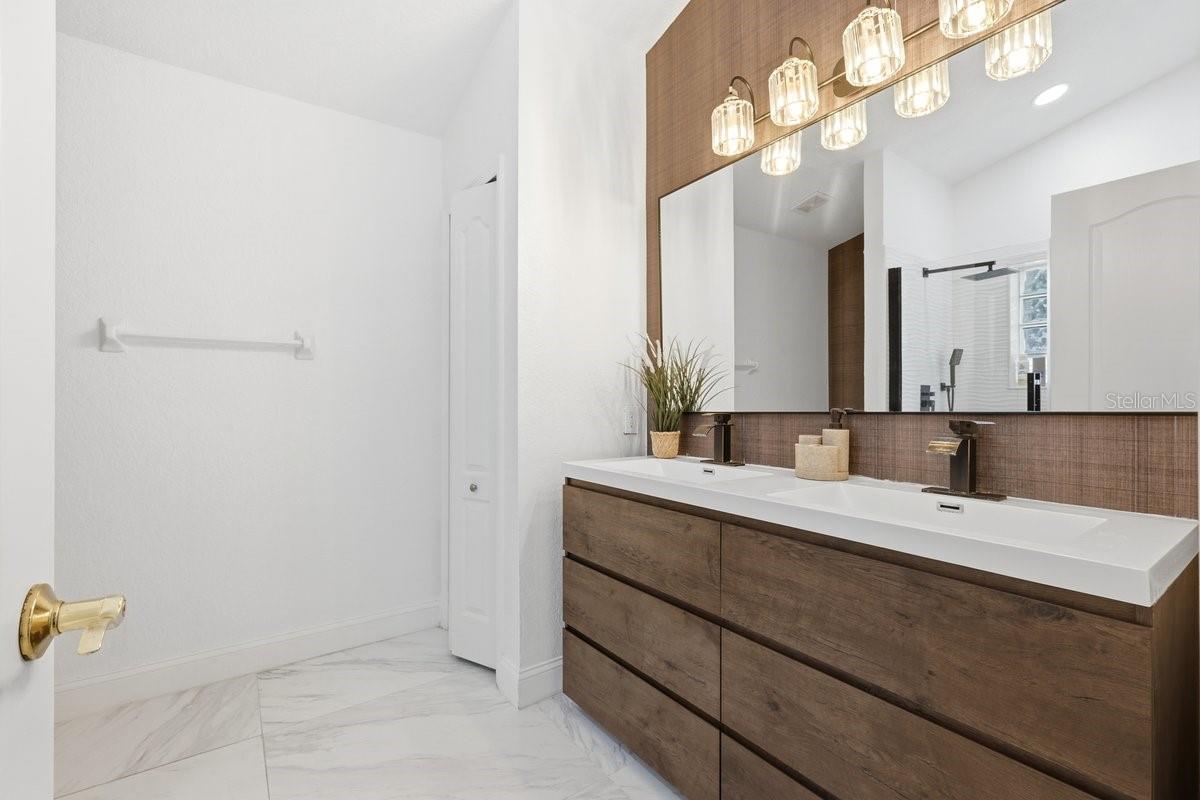 Image 17 of 36 For 4030 Watercove Drive