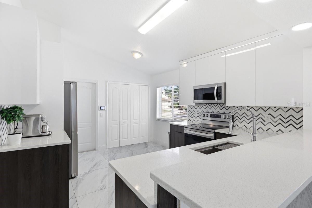 Image 6 of 36 For 4030 Watercove Drive