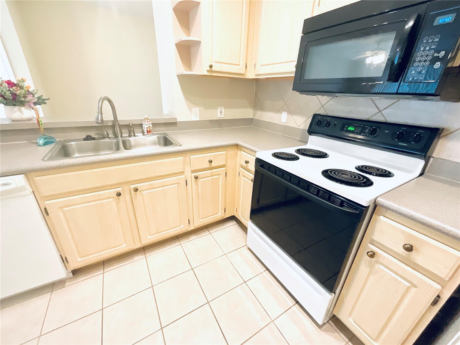 Image 4 of 40 For 1375 Lake Shadow Circle 11203