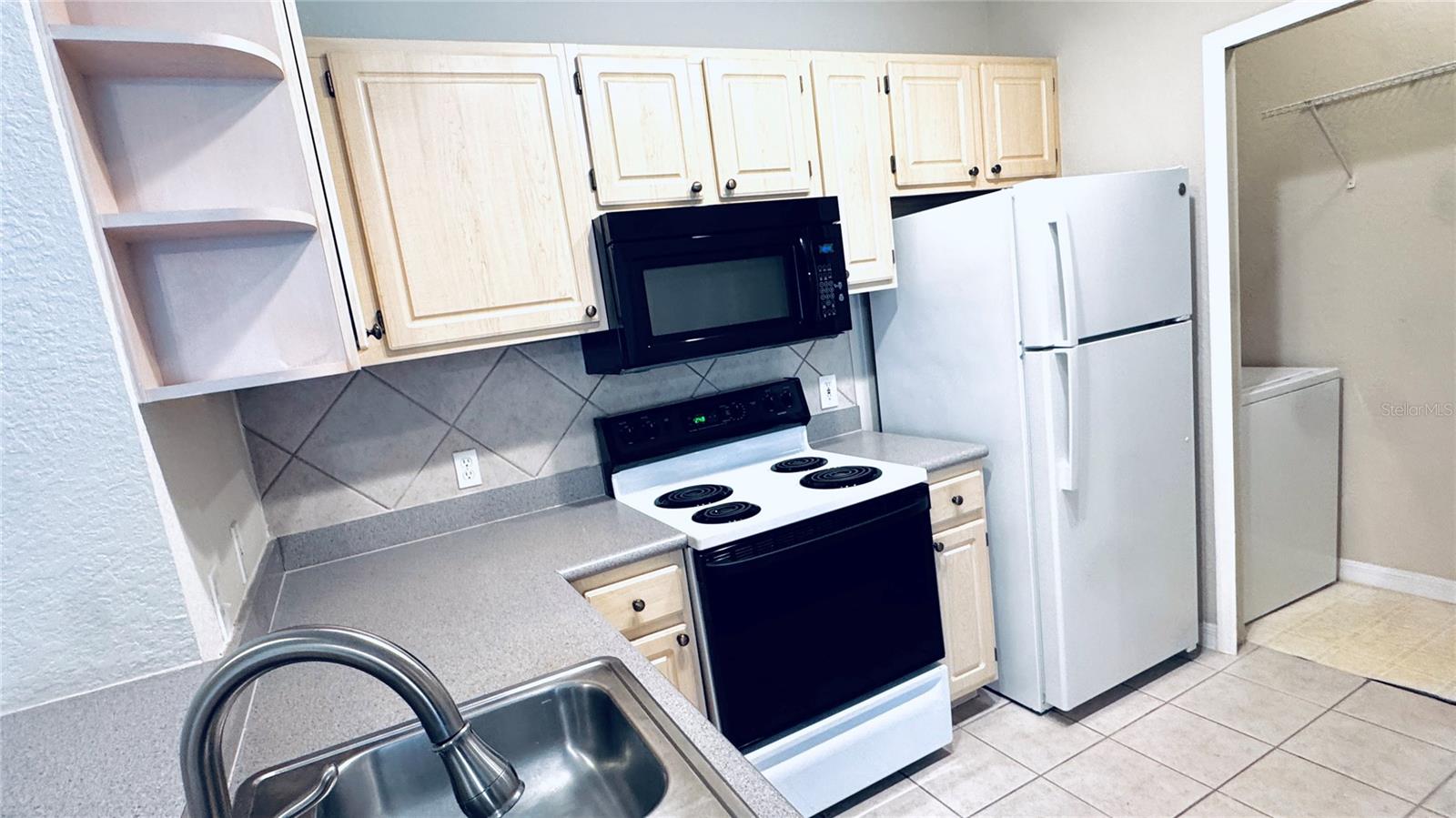 Image 5 of 40 For 1375 Lake Shadow Circle 11203