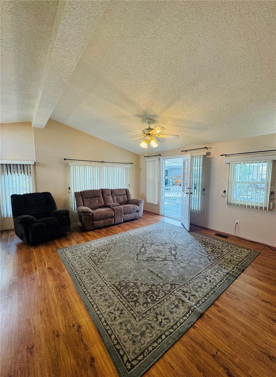 Image 11 of 47 For 917 St George Drive