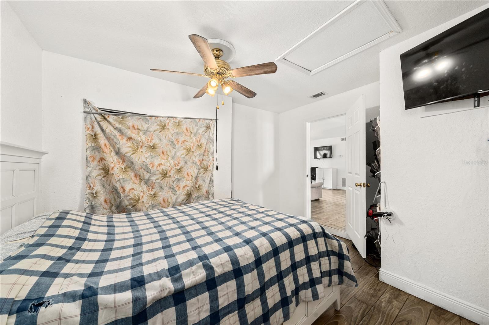 Image 23 of 31 For 7807 Pine Hawk Lane