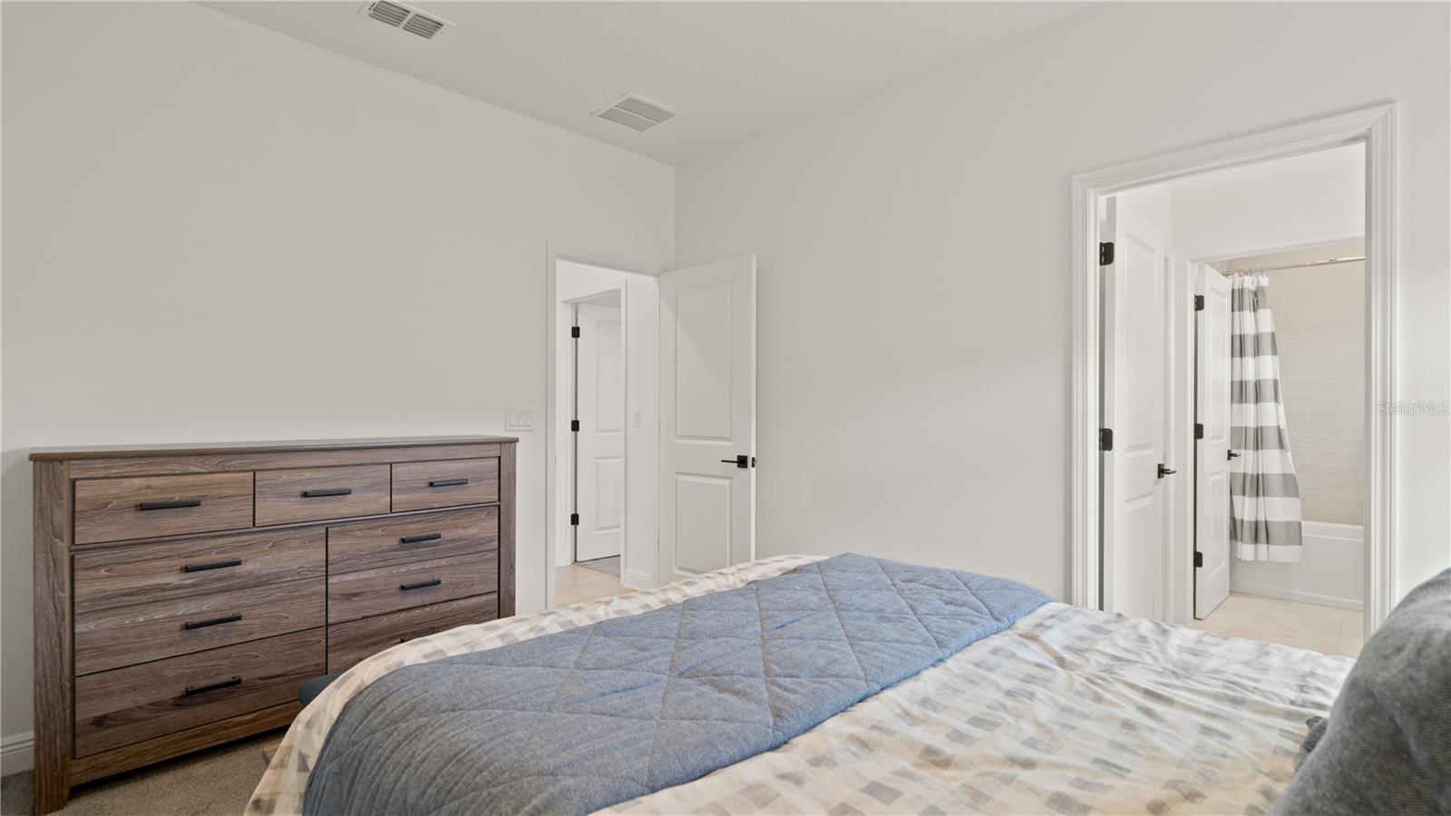 Image 21 of 75 For 15239 Lake Lamonia Street