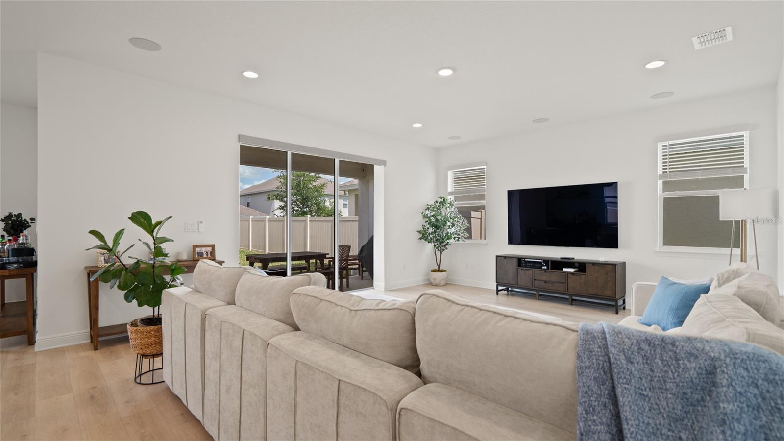 Image 34 of 75 For 15239 Lake Lamonia Street