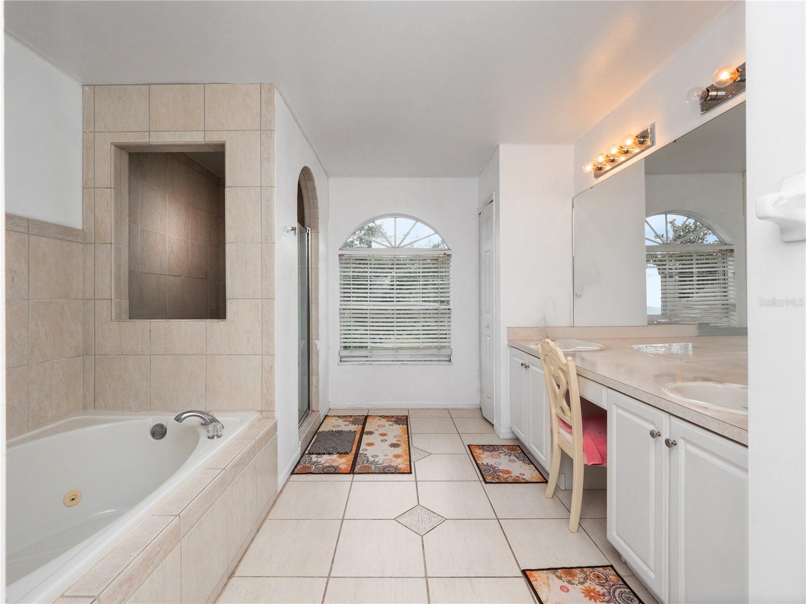 Image 22 of 48 For 2072 Stone Cross Circle