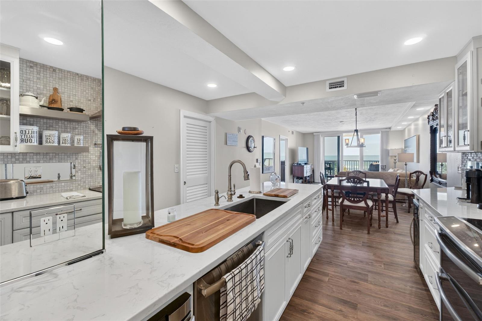 Image 13 of 39 For 4631 Atlantic Avenue 8202