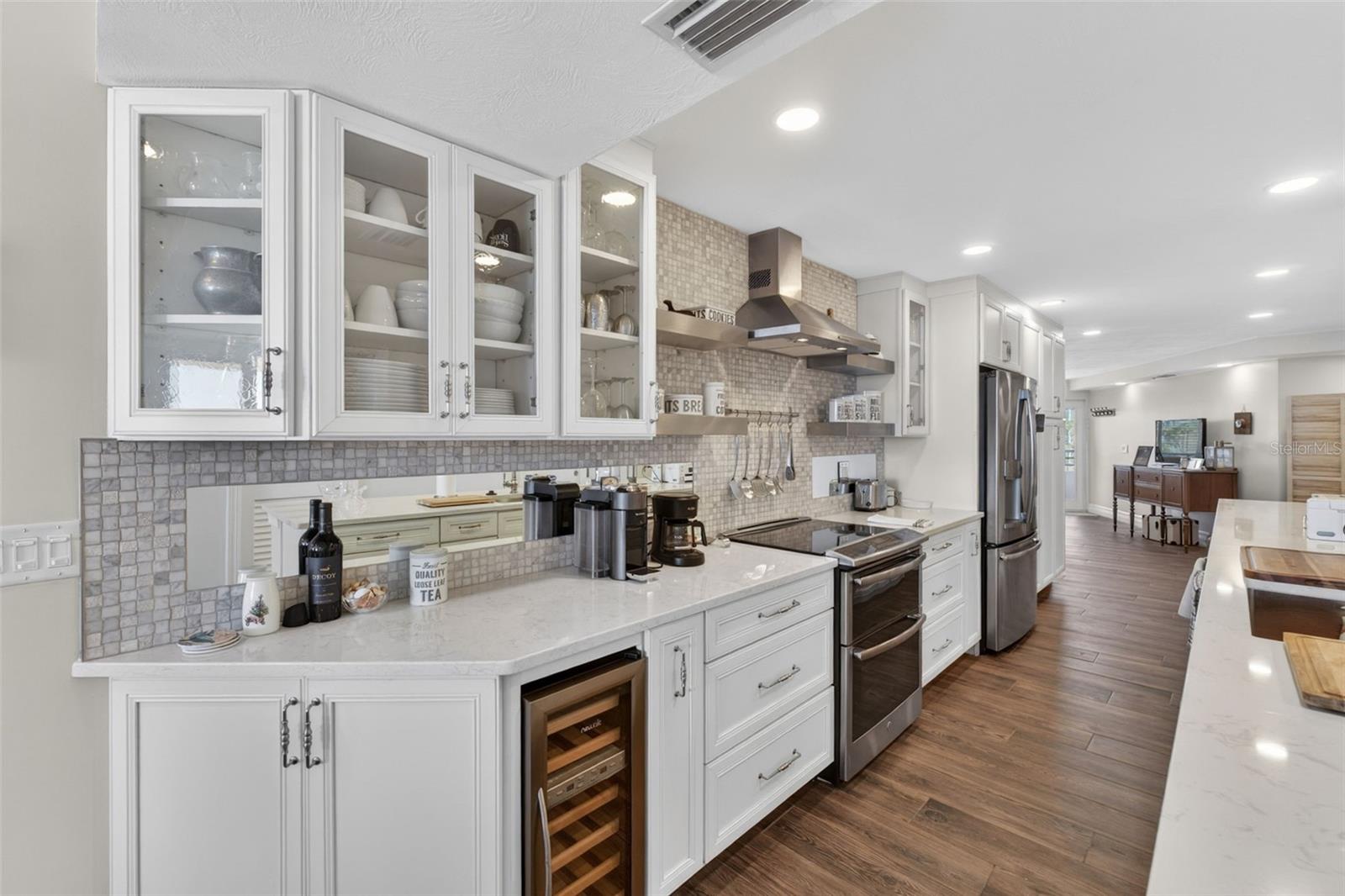 Image 15 of 39 For 4631 Atlantic Avenue 8202