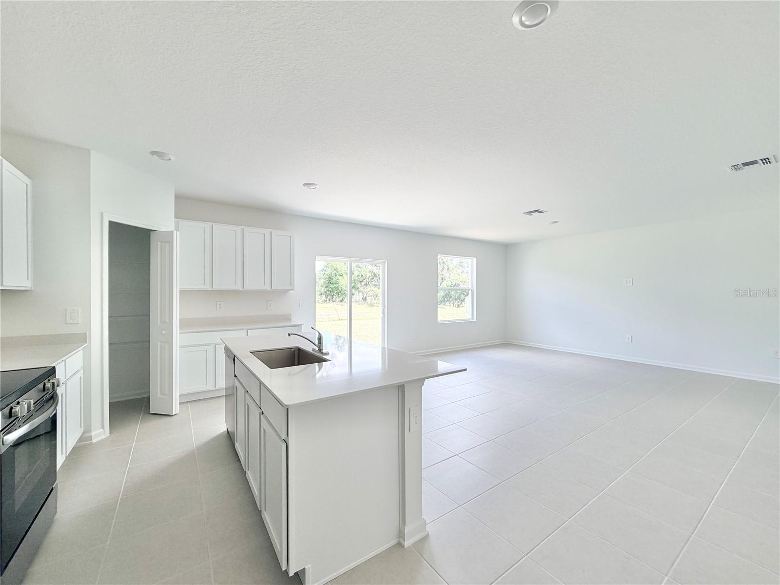 Listing photo id 8 for 368 Kayden Cove