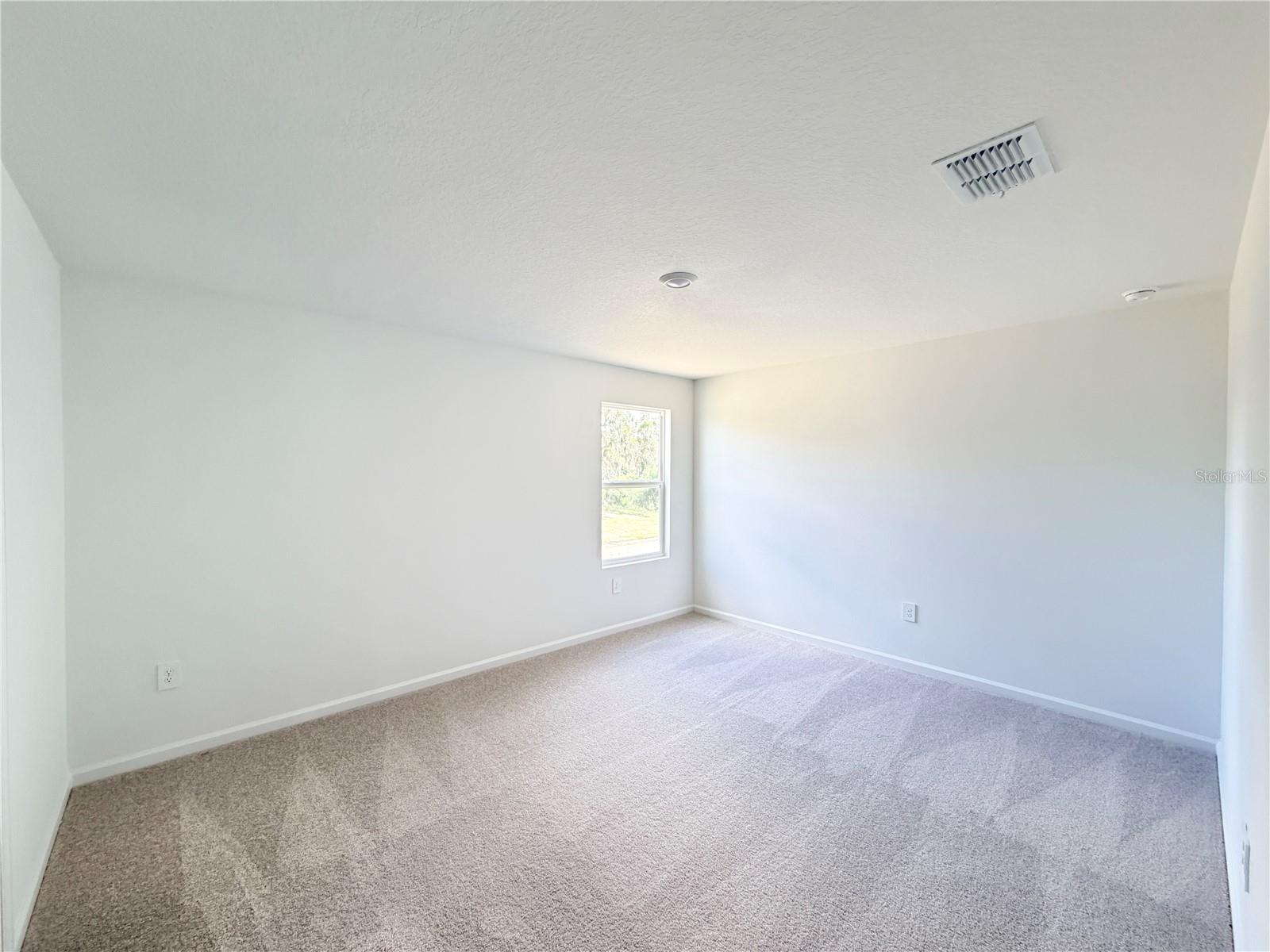 Listing photo id 14 for 368 Kayden Cove