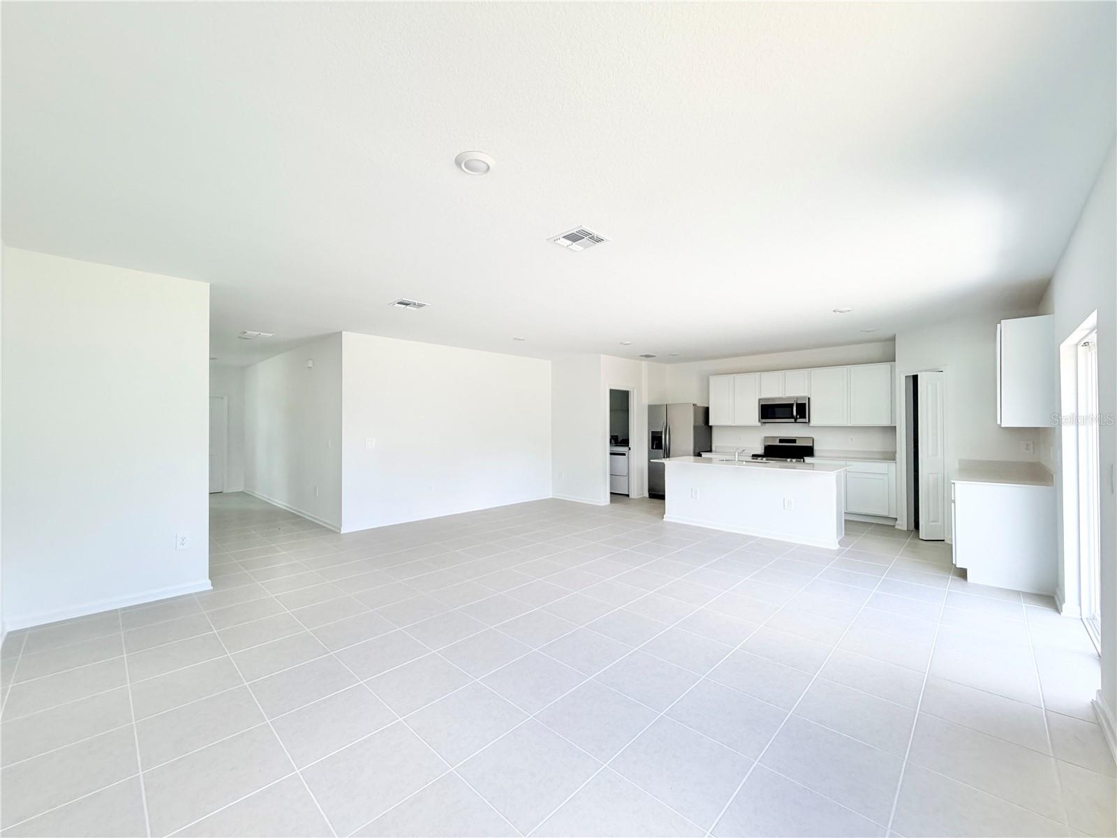 Listing photo id 5 for 368 Kayden Cove