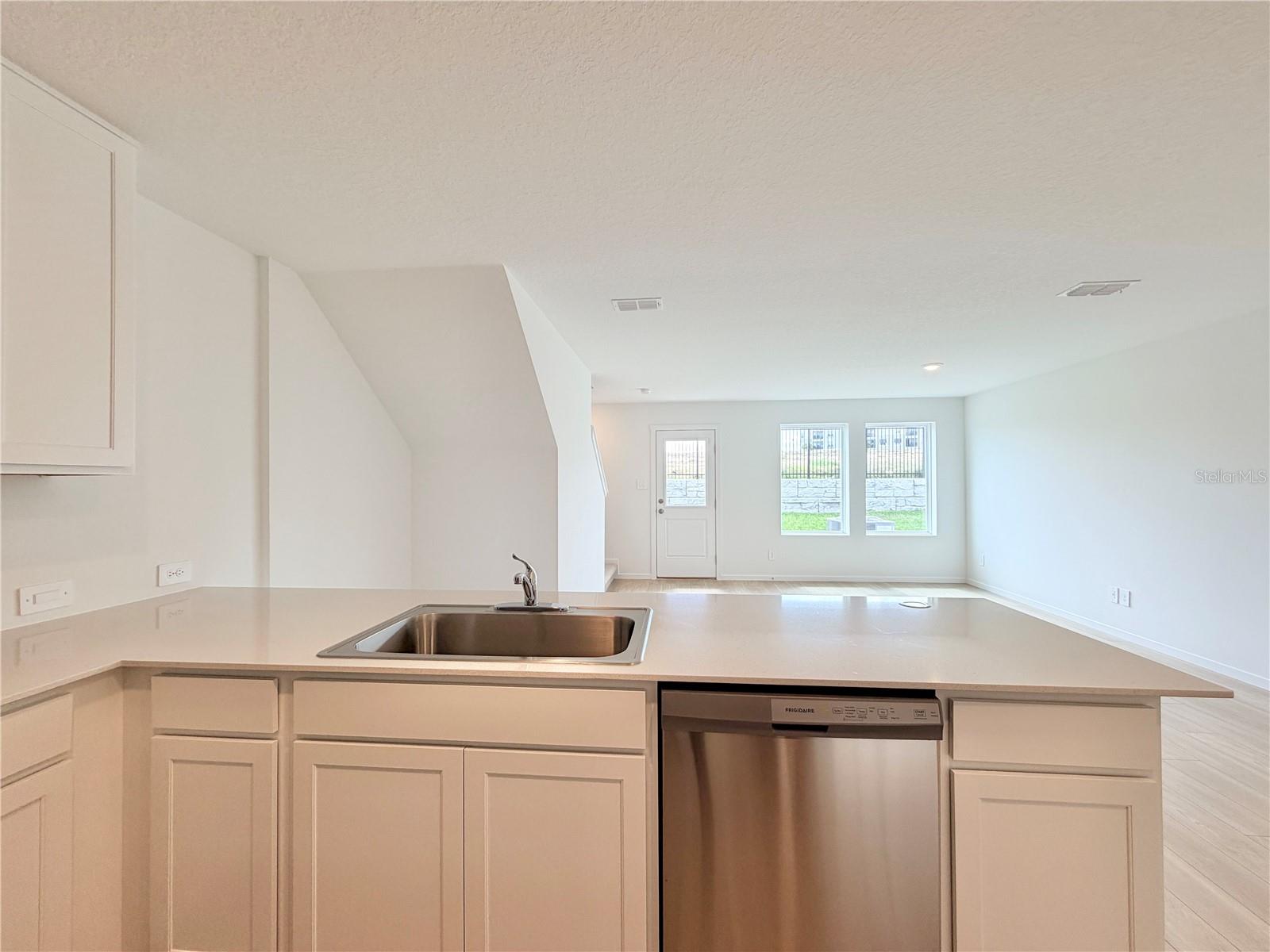 Image 7 of 34 For 842 Lynx Street
