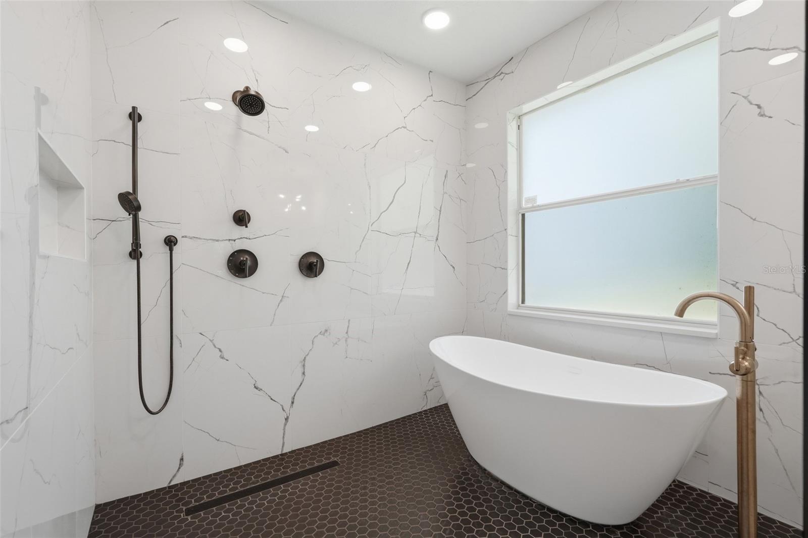 Image 22 of 48 For 264 Blue Stone Circle