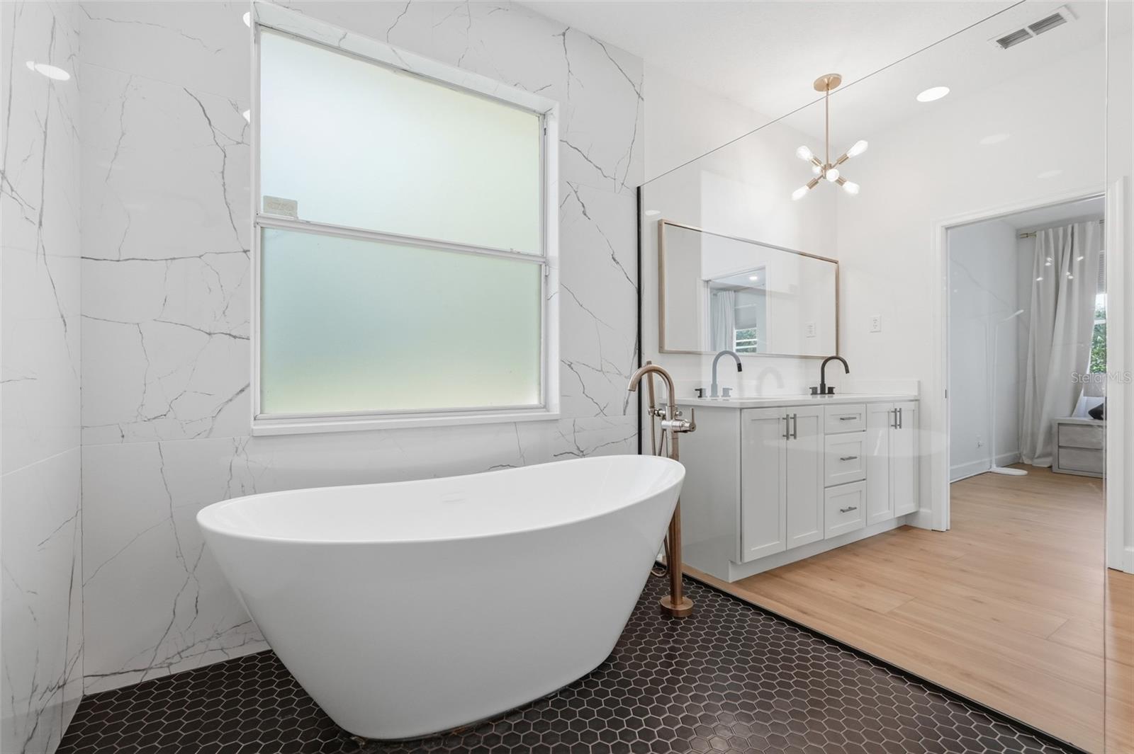 Image 23 of 48 For 264 Blue Stone Circle