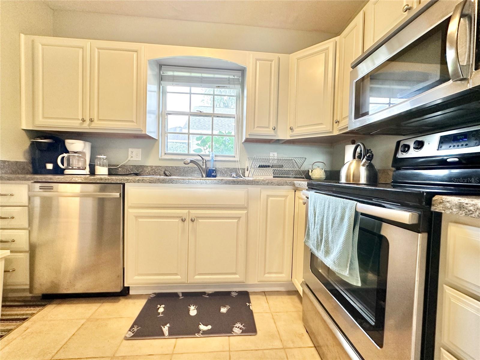 Image 14 of 21 For 1096 Villa Lane 78