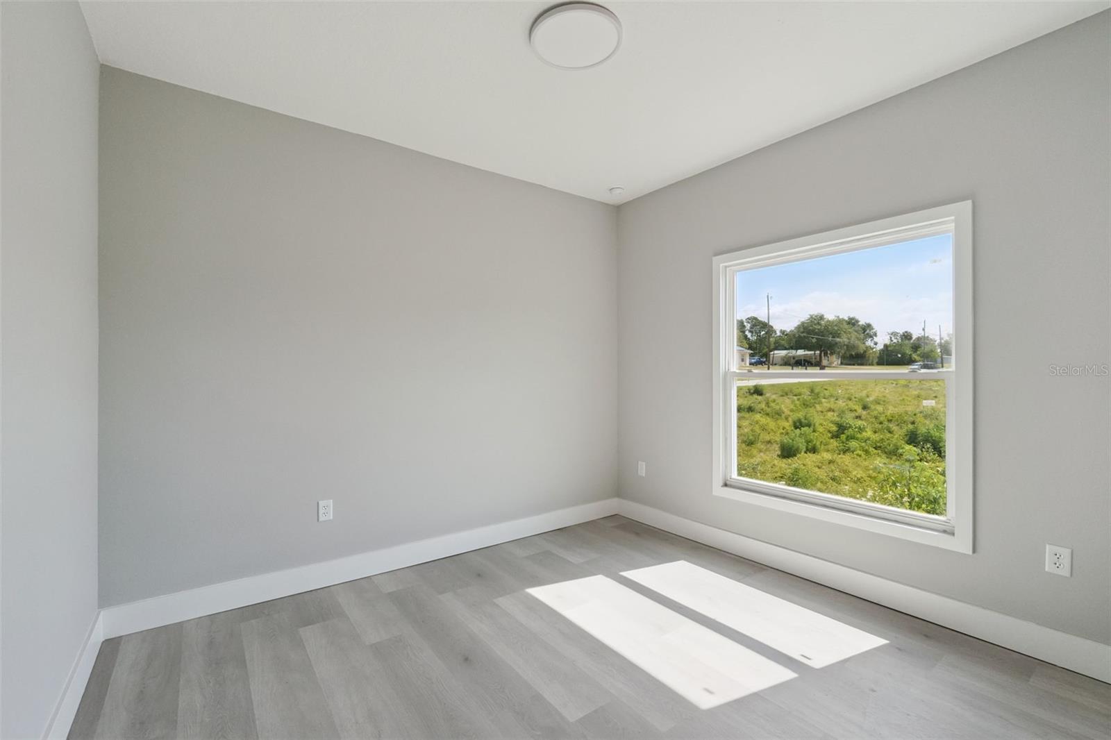 Image 10 of 30 For 397 North Boulevard W