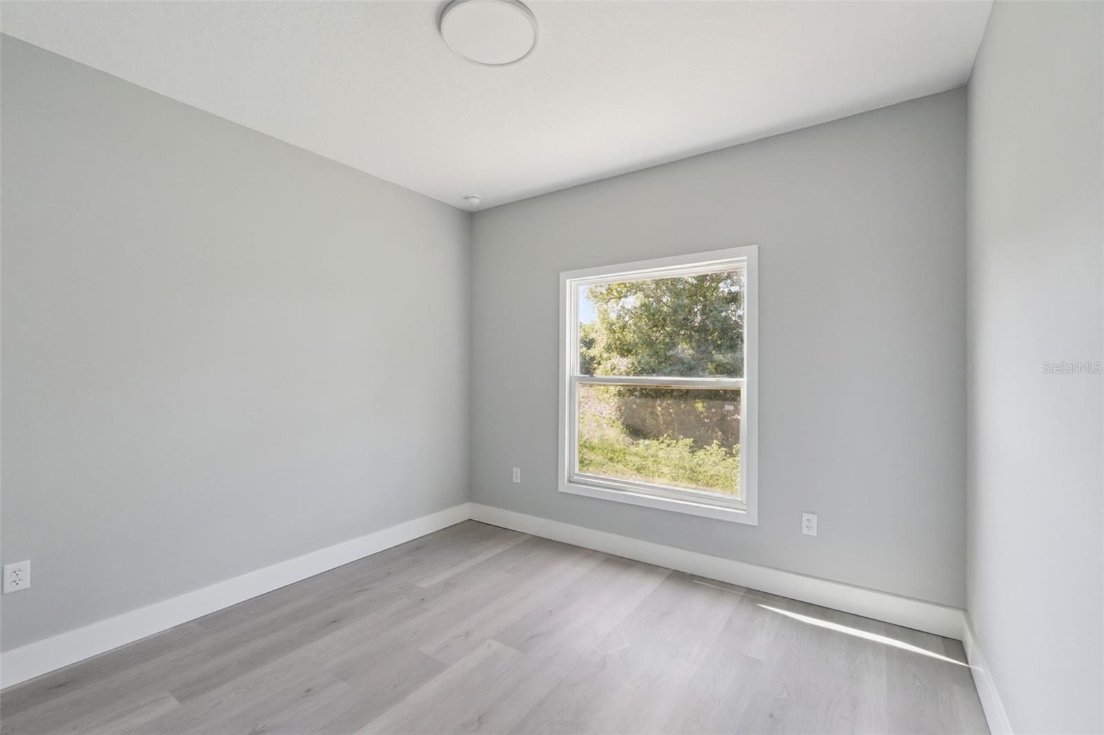 Image 11 of 30 For 397 North Boulevard W