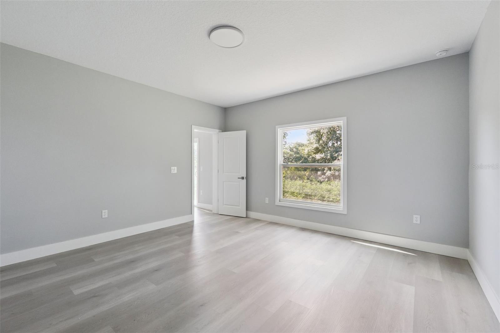 Image 12 of 30 For 397 North Boulevard W