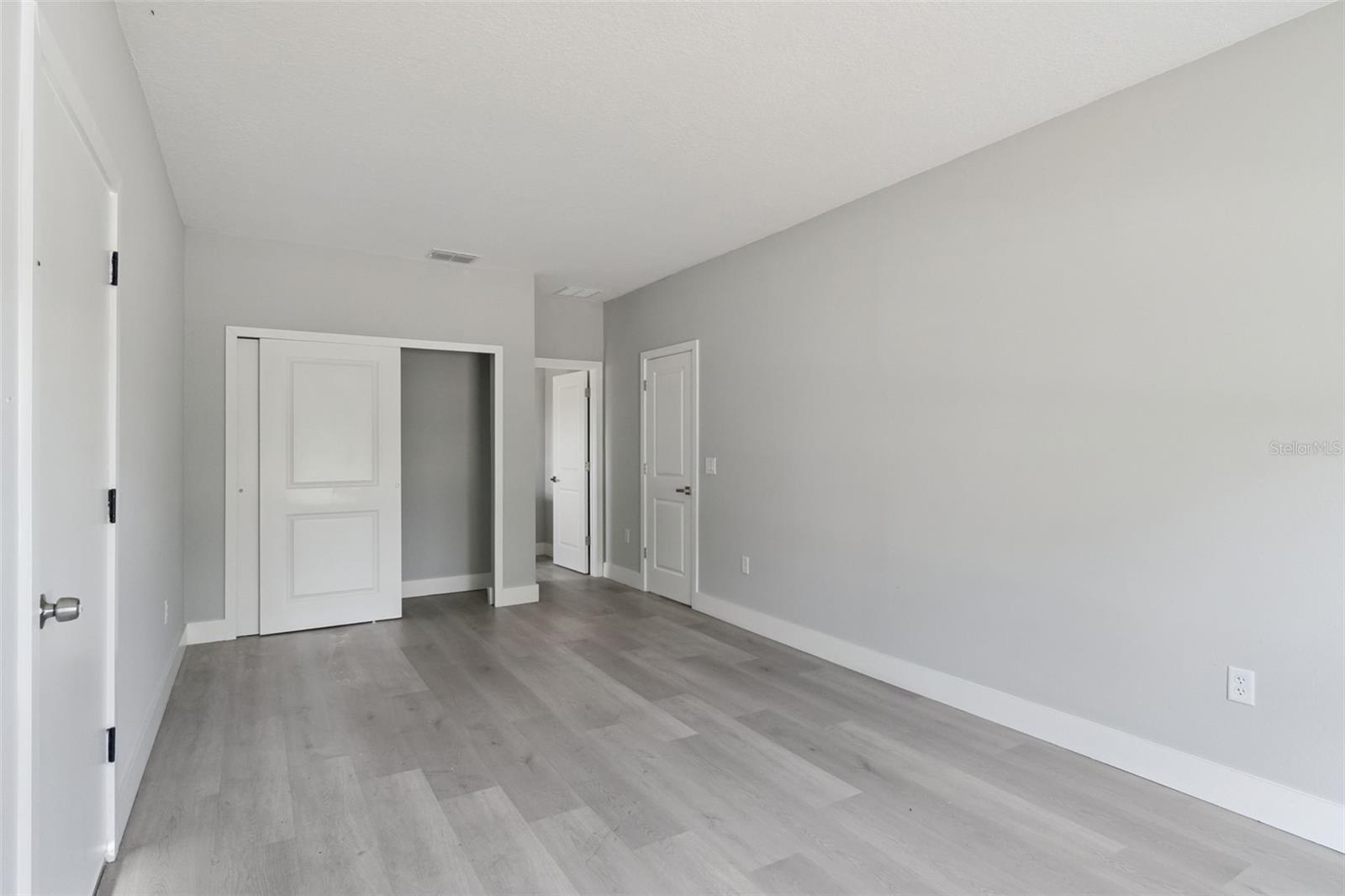 Image 17 of 30 For 397 North Boulevard W