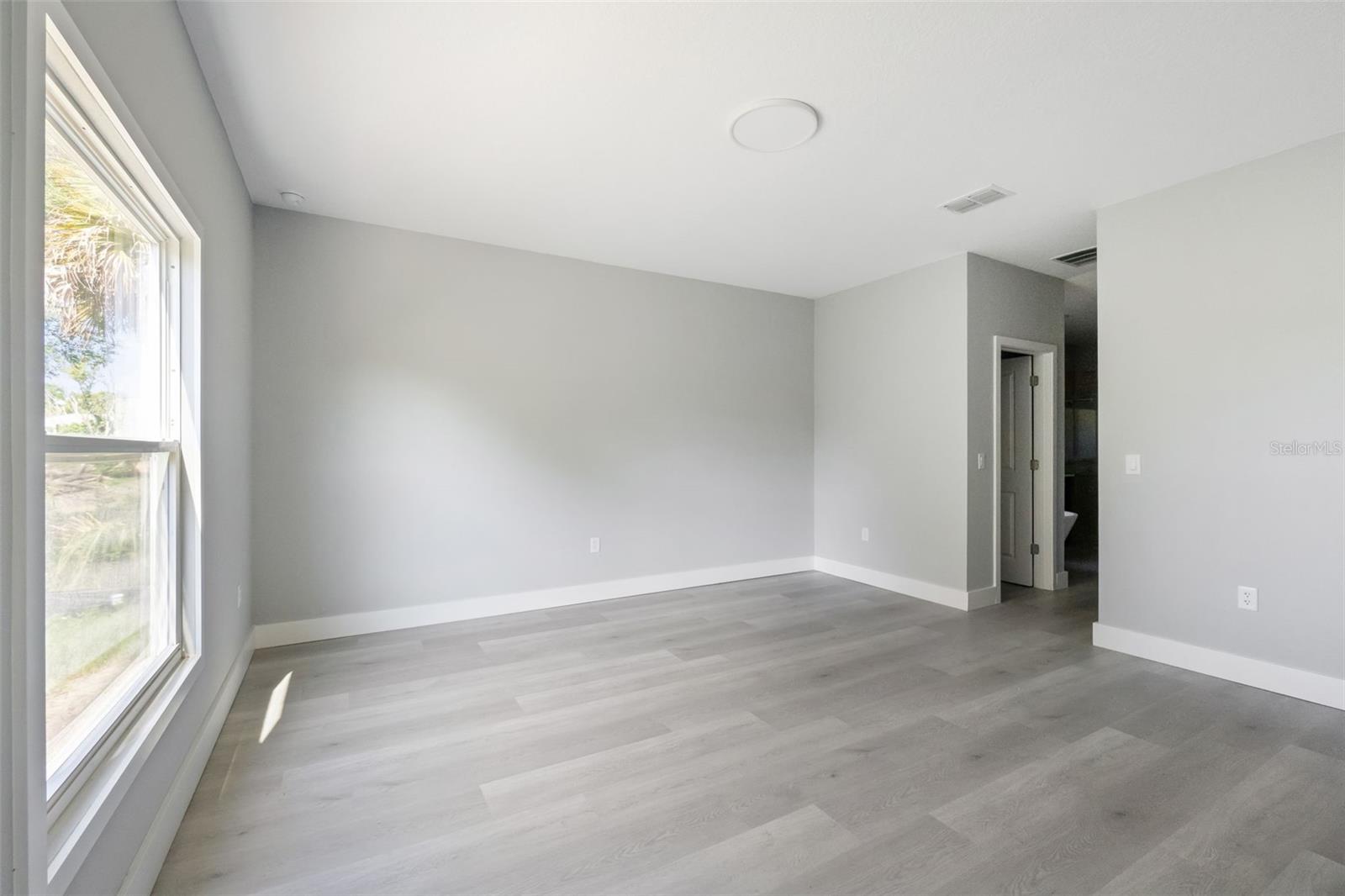 Image 18 of 30 For 397 North Boulevard W