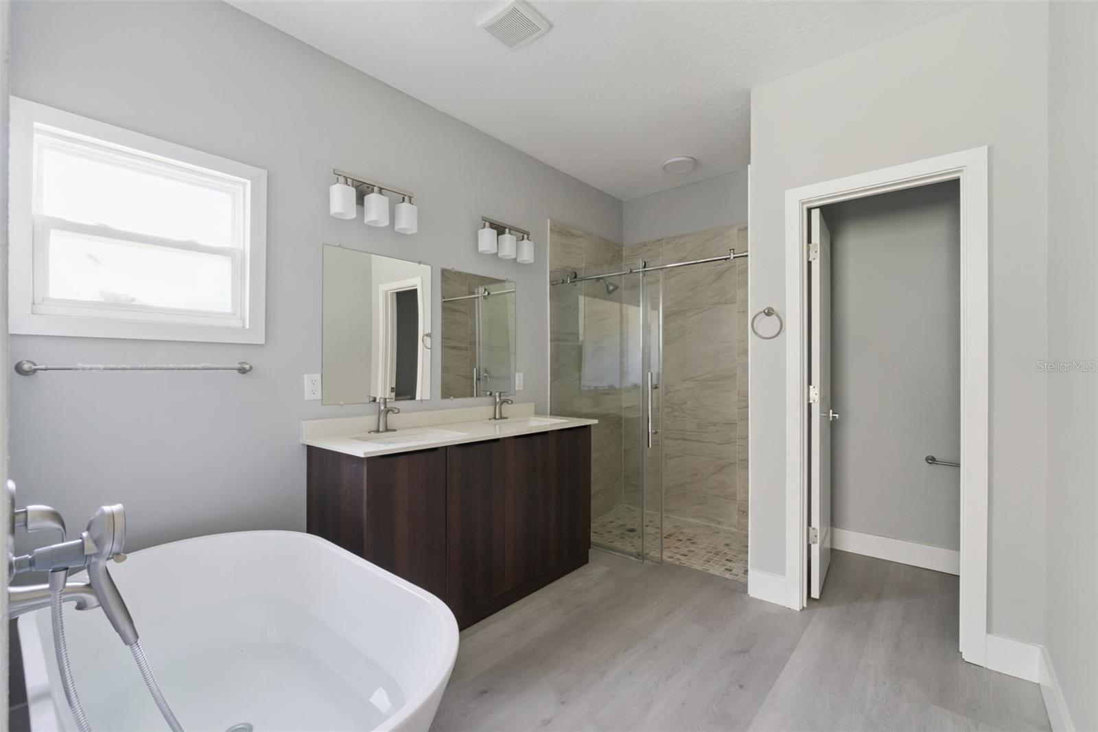 Image 19 of 30 For 397 North Boulevard W
