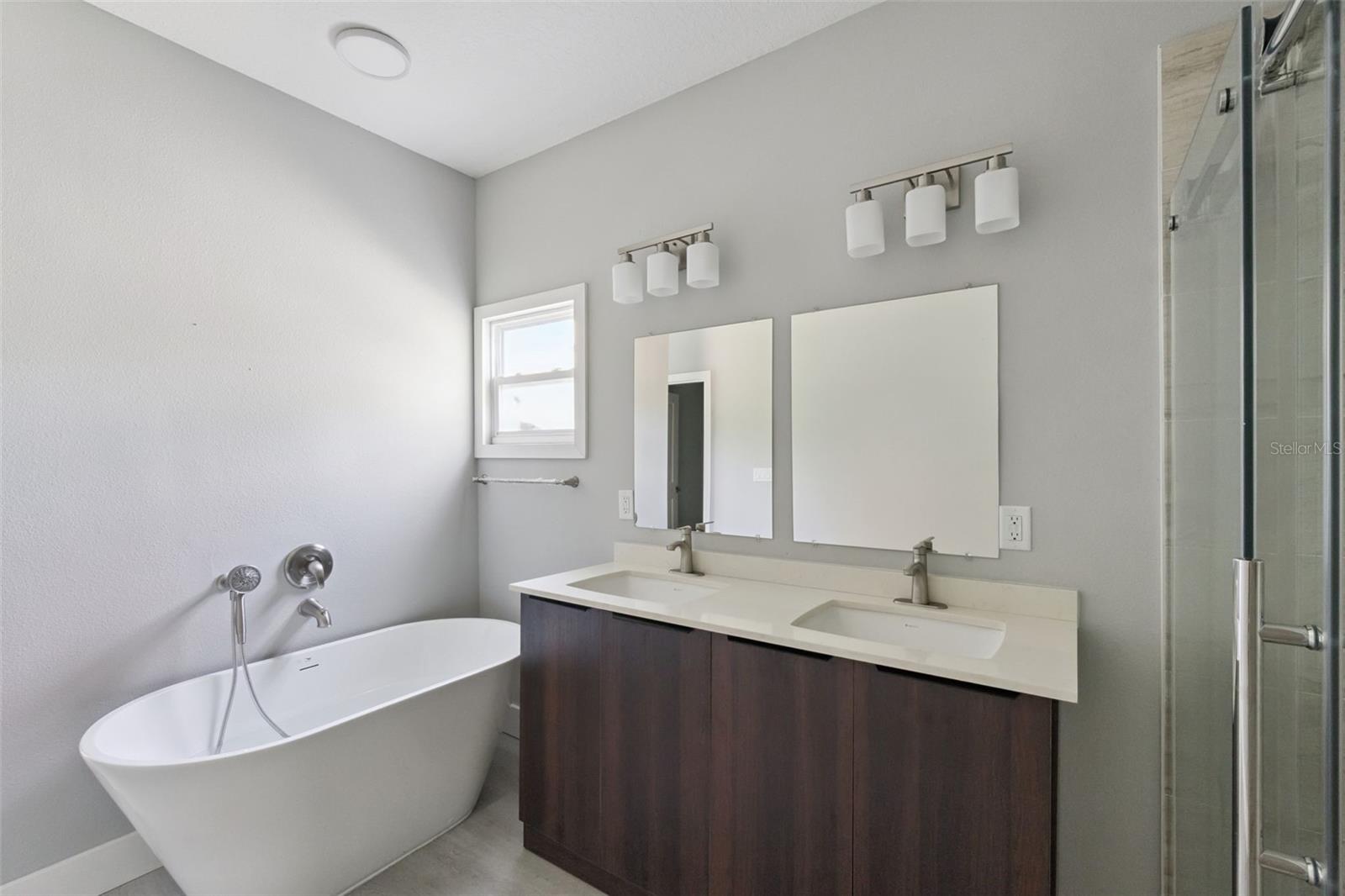 Image 20 of 30 For 397 North Boulevard W