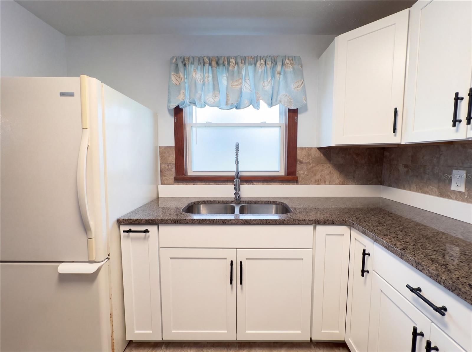 Image 18 of 19 For 1385 Bender Avenue