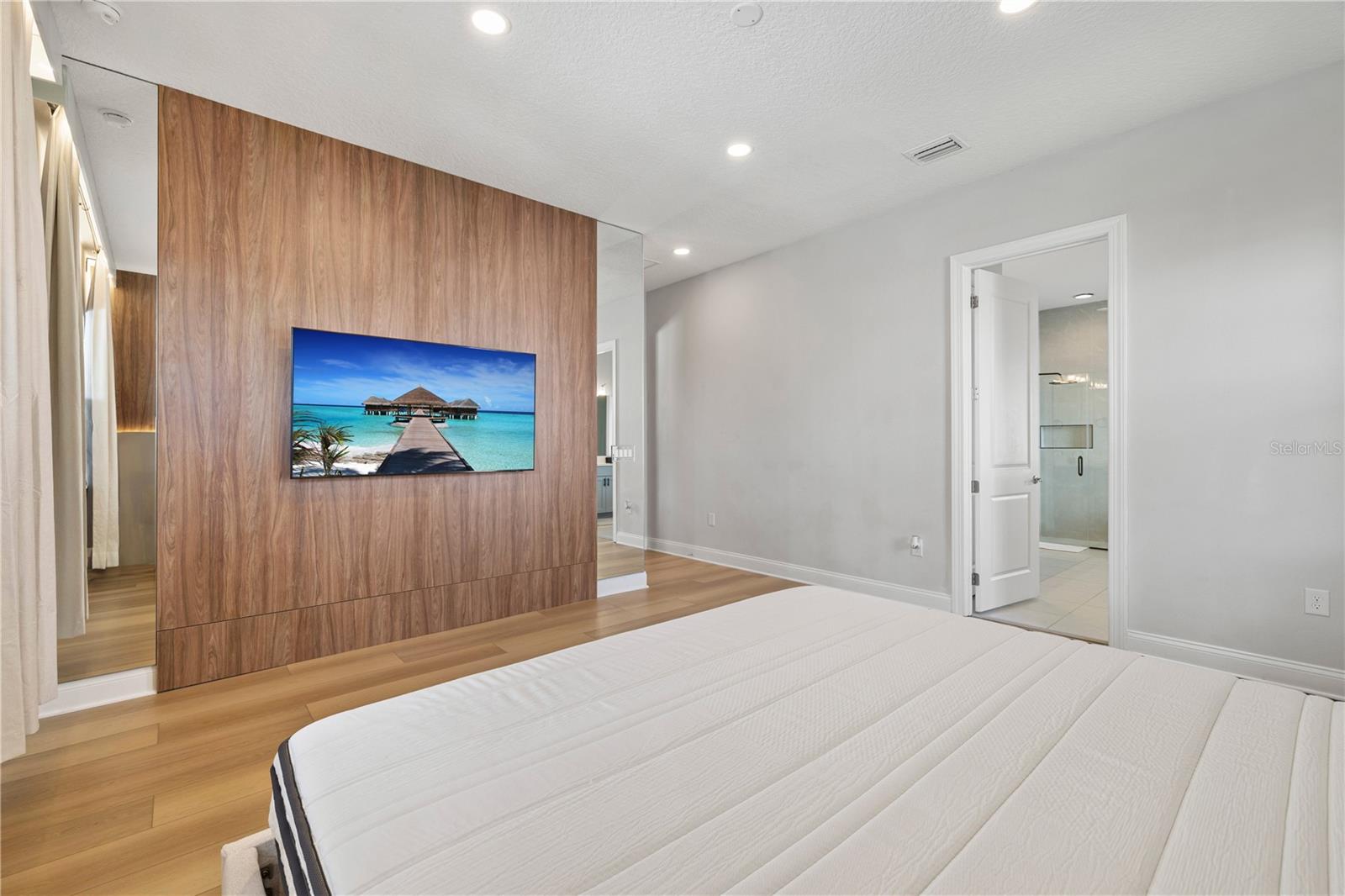 Image 43 of 98 For 10829 Royal Cypress Way