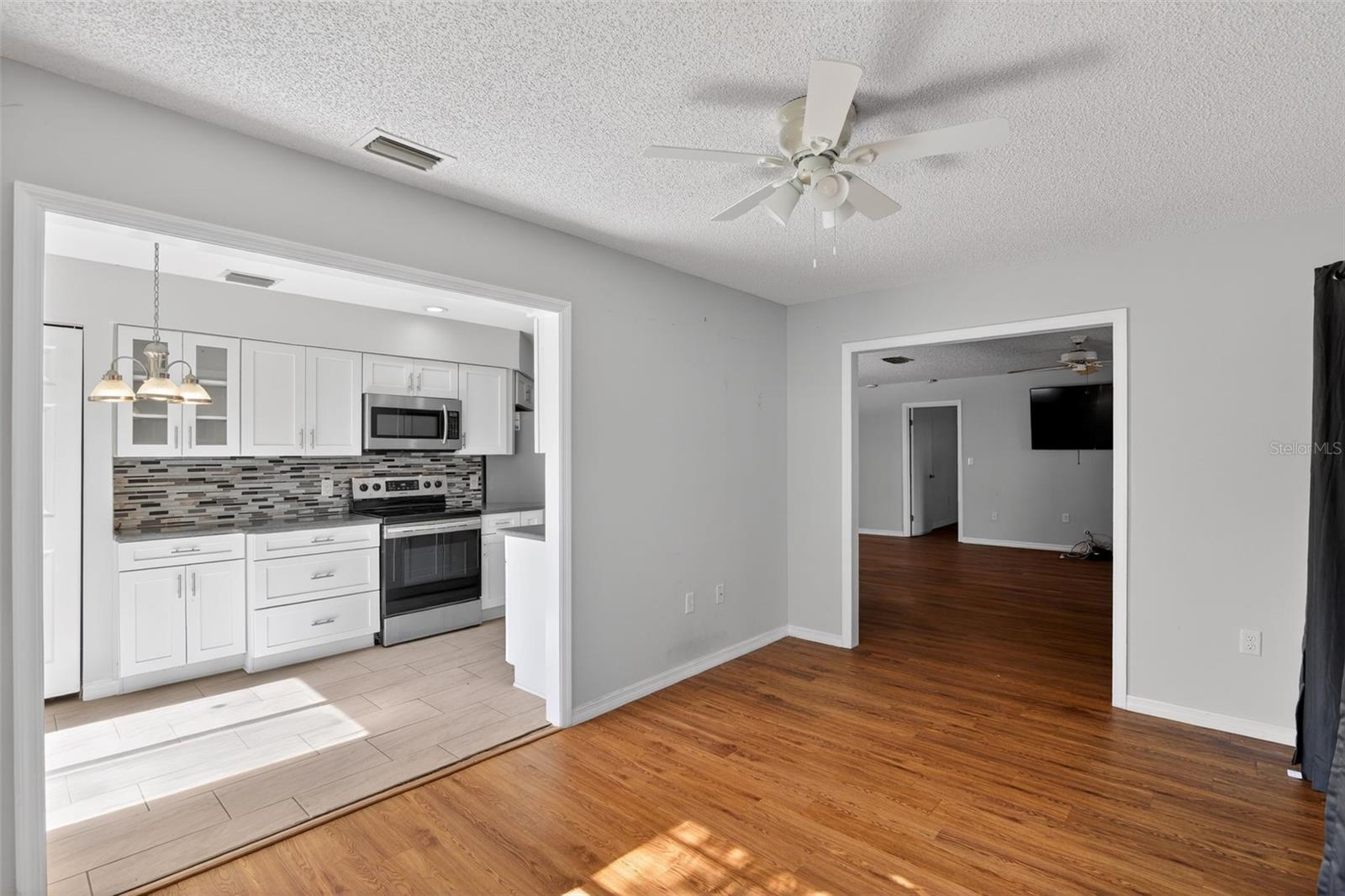 Listing photo id 11 for 3644 Laurelwood Loop