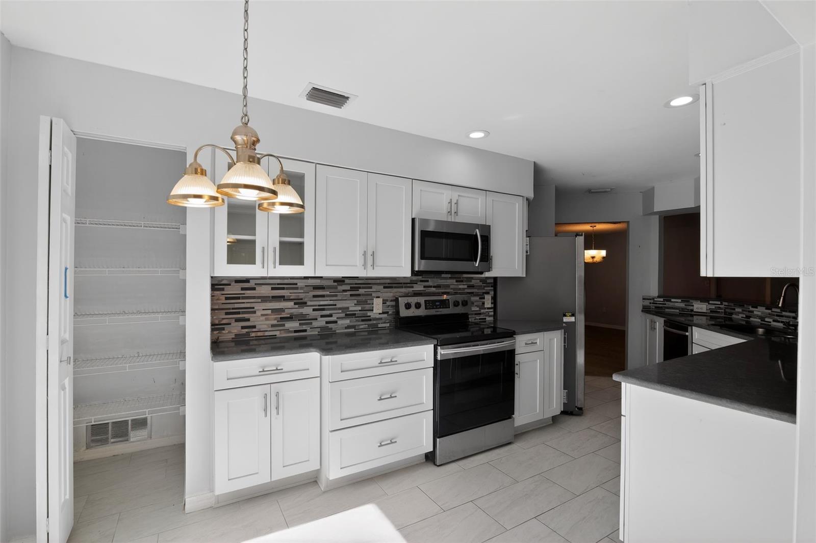 Listing photo id 13 for 3644 Laurelwood Loop