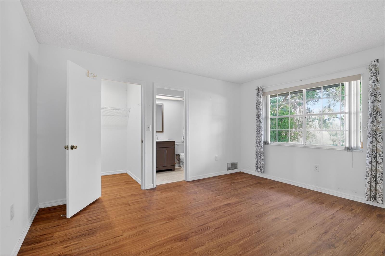 Listing photo id 16 for 3644 Laurelwood Loop