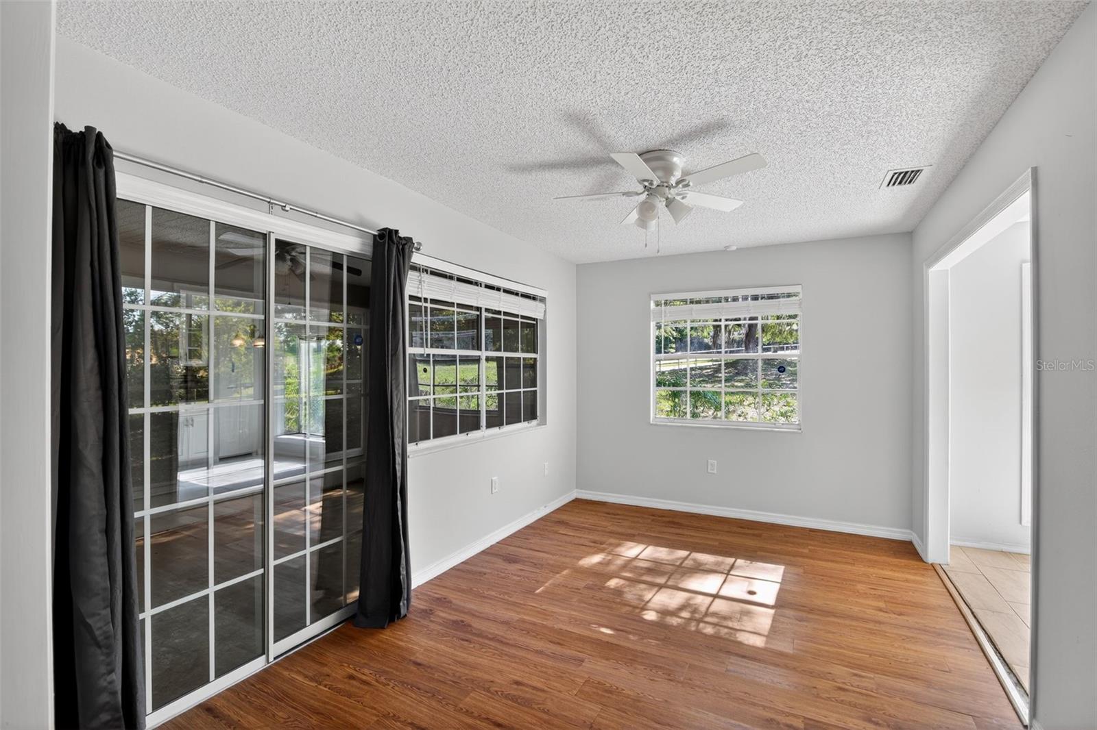 Listing photo id 17 for 3644 Laurelwood Loop