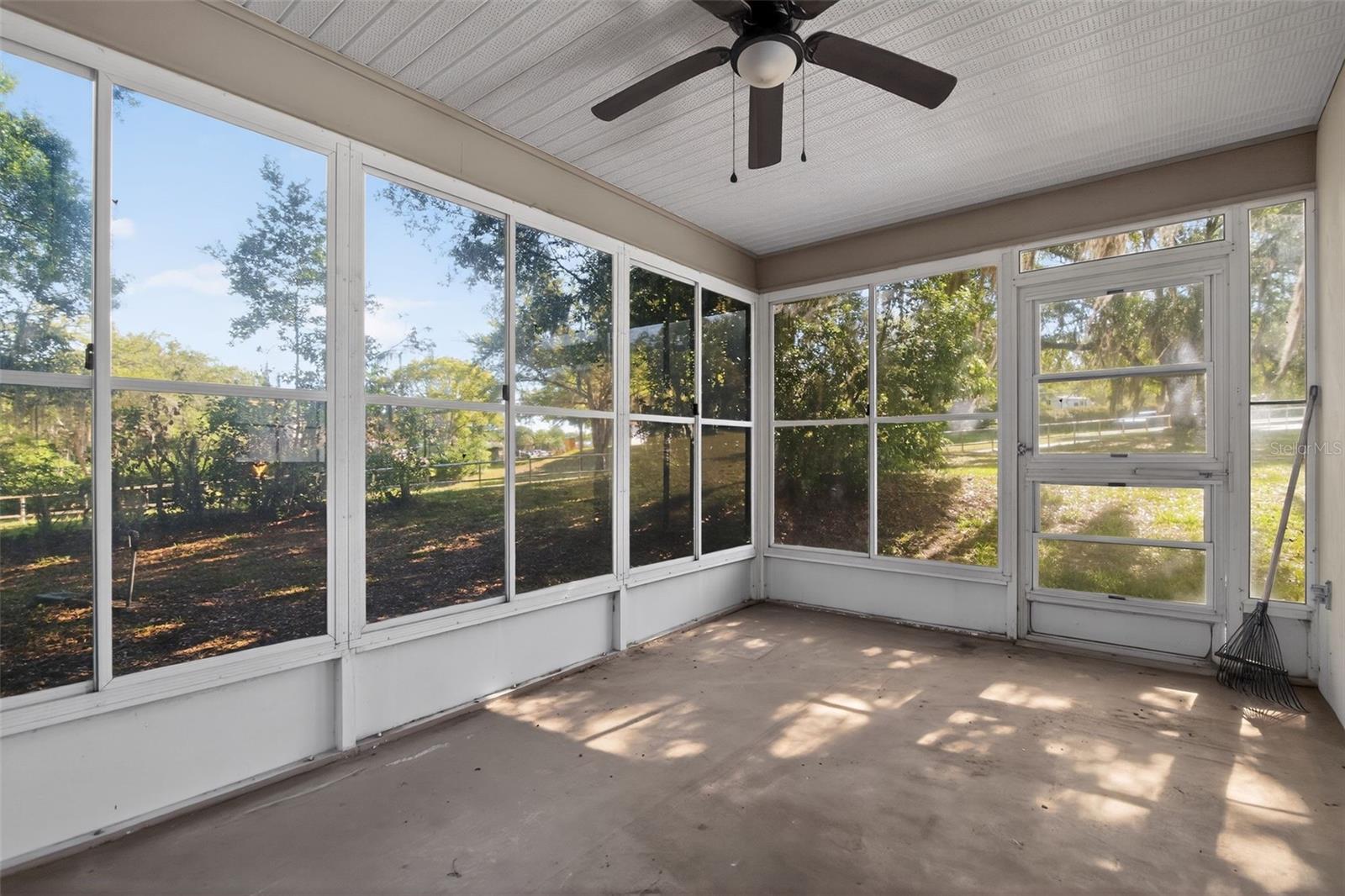 Listing photo id 25 for 3644 Laurelwood Loop