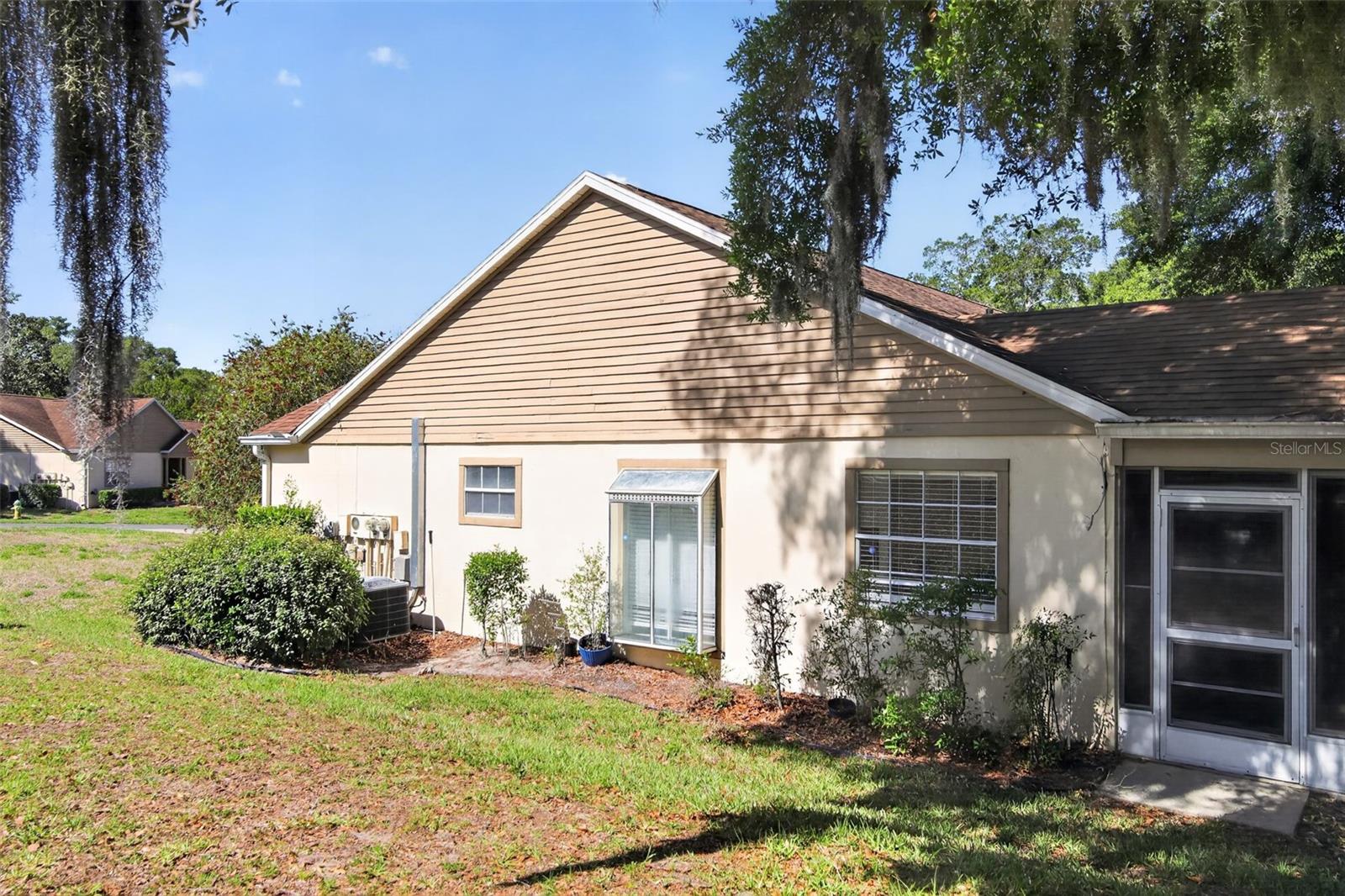 Listing photo id 2 for 3644 Laurelwood Loop