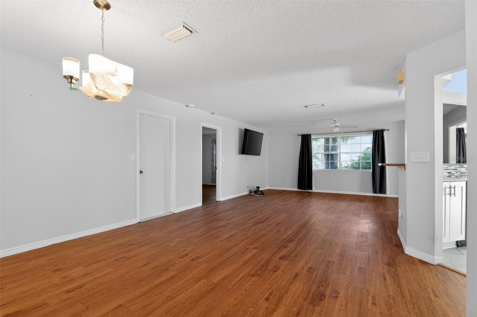 Listing photo id 6 for 3644 Laurelwood Loop