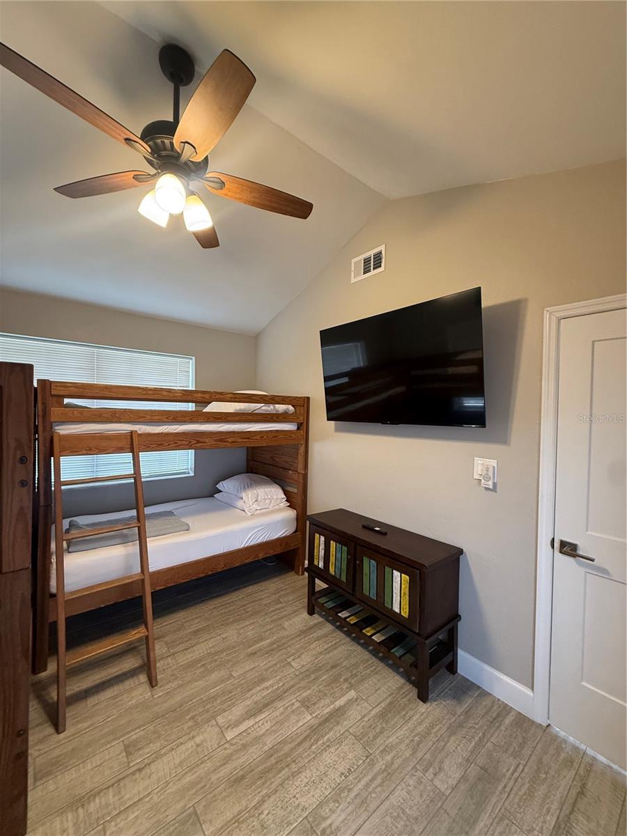 Image 23 of 31 For 509 Peninsula Avenue