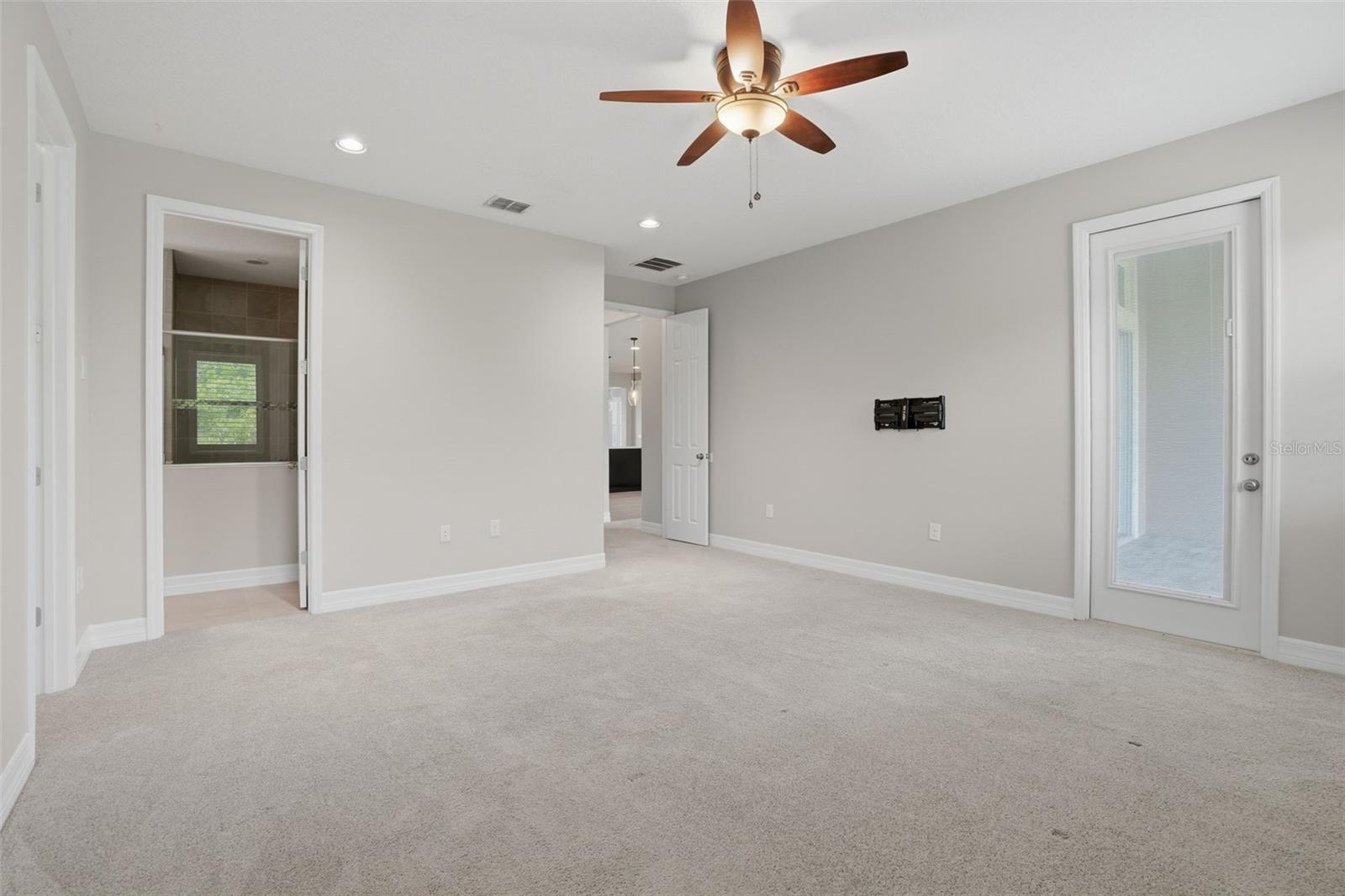 Listing photo id 13 for 10760 Tibbett Street