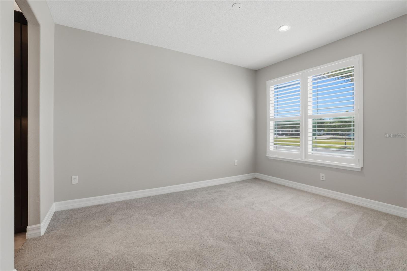 Listing photo id 3 for 10760 Tibbett Street