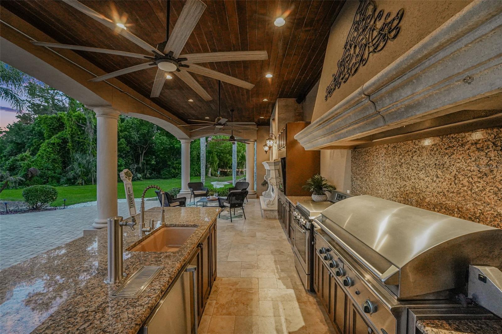 Listing photo id 13 for 880 Brantley Drive