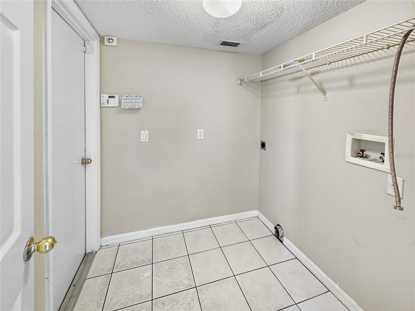 Image 17 of 25 For 118 Oak View Place