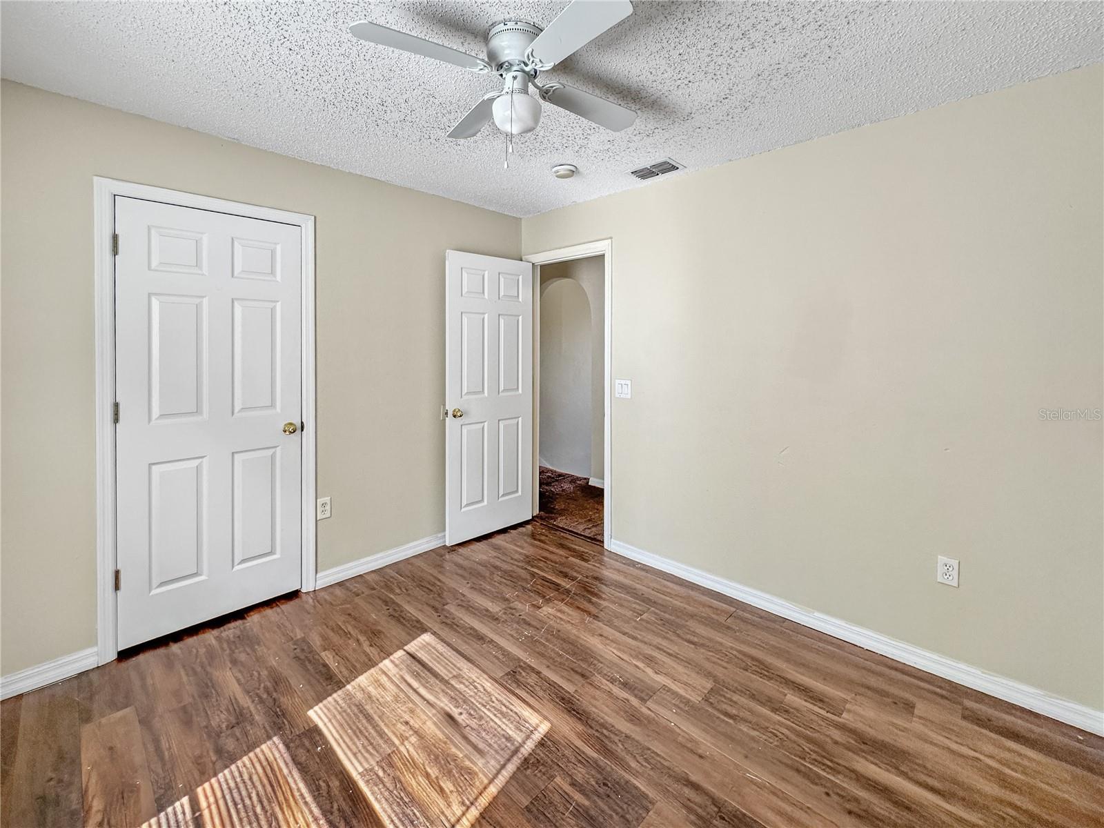 Image 6 of 25 For 118 Oak View Place