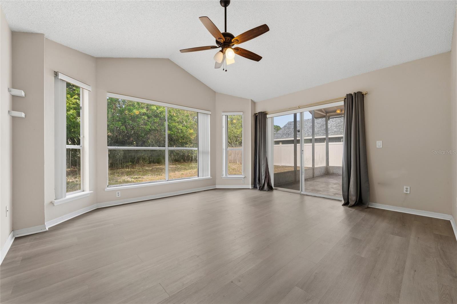 Image 17 of 31 For 854 Blackgum Court