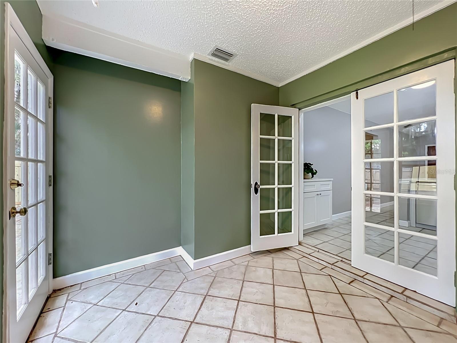 Image 17 of 43 For 2557 Riva Court