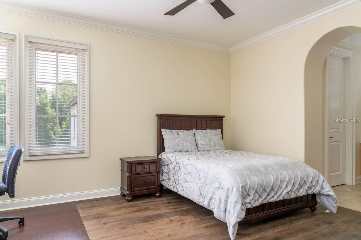 Image 36 of 45 For 713 Eastlawn Drive