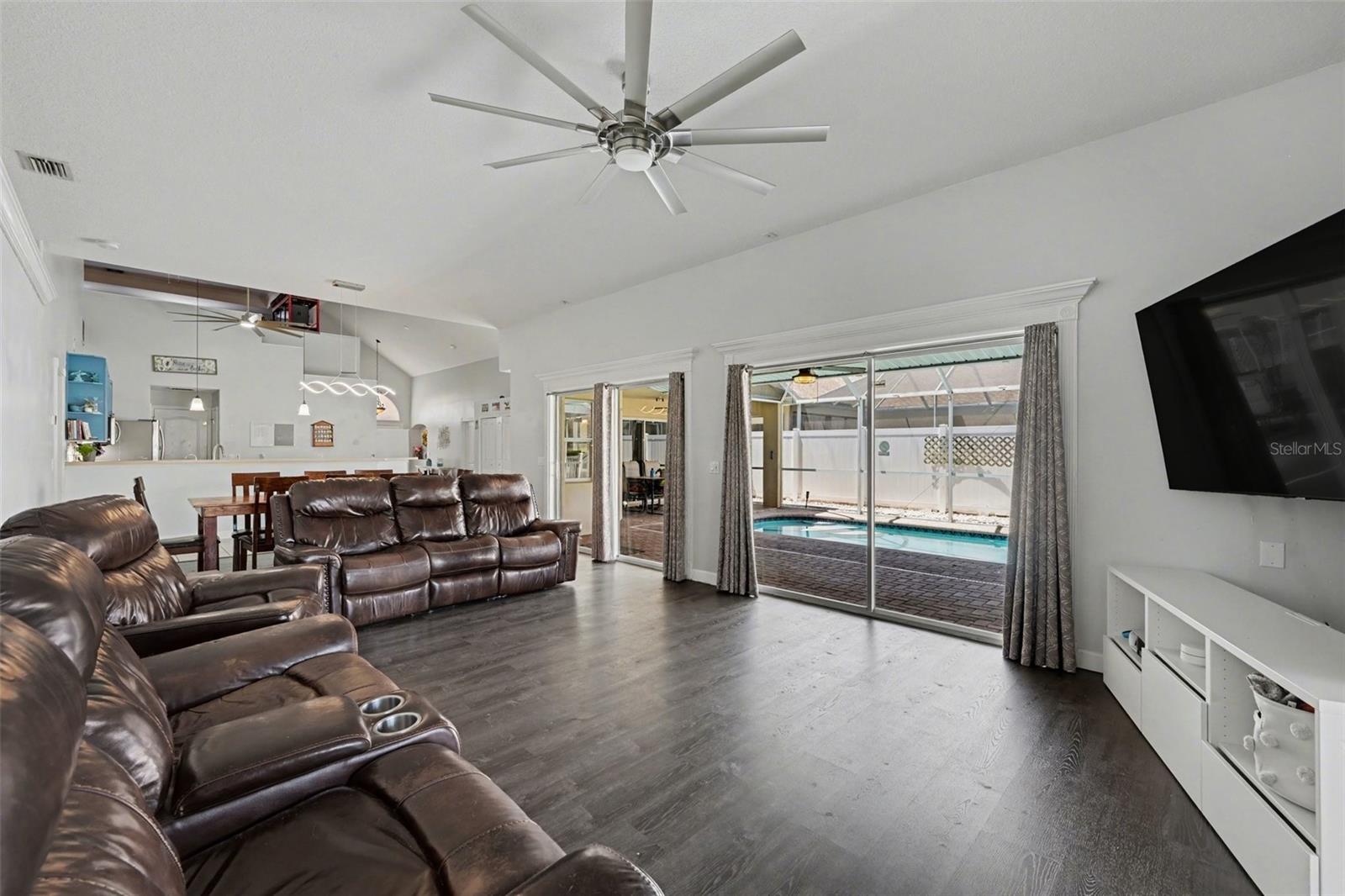 Listing photo id 12 for 3621 Tipperary Drive