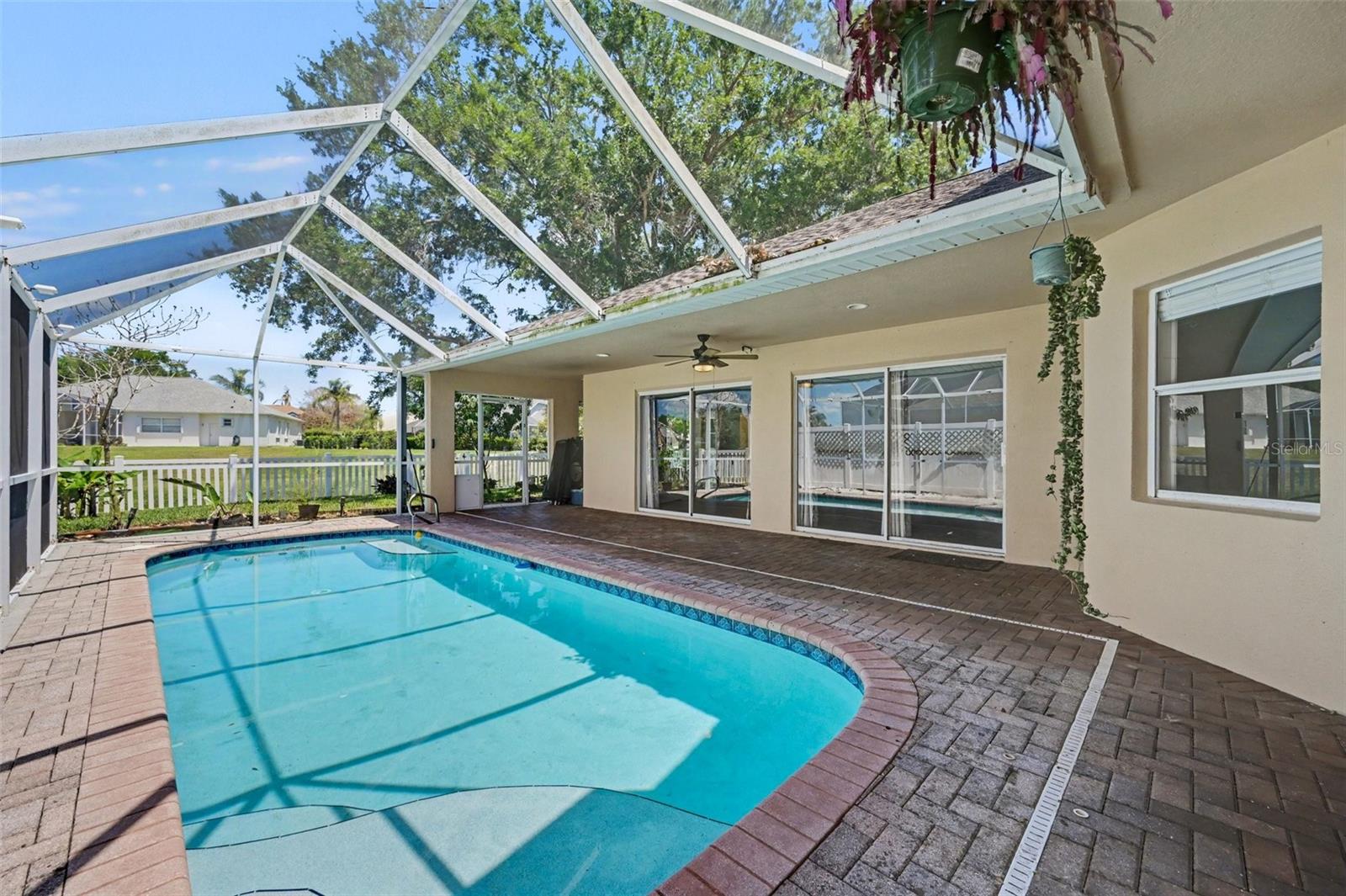 Listing photo id 3 for 3621 Tipperary Drive