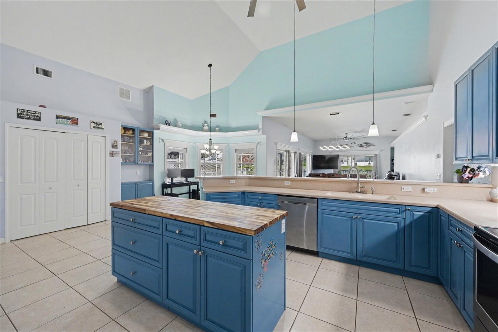 Listing photo id 7 for 3621 Tipperary Drive