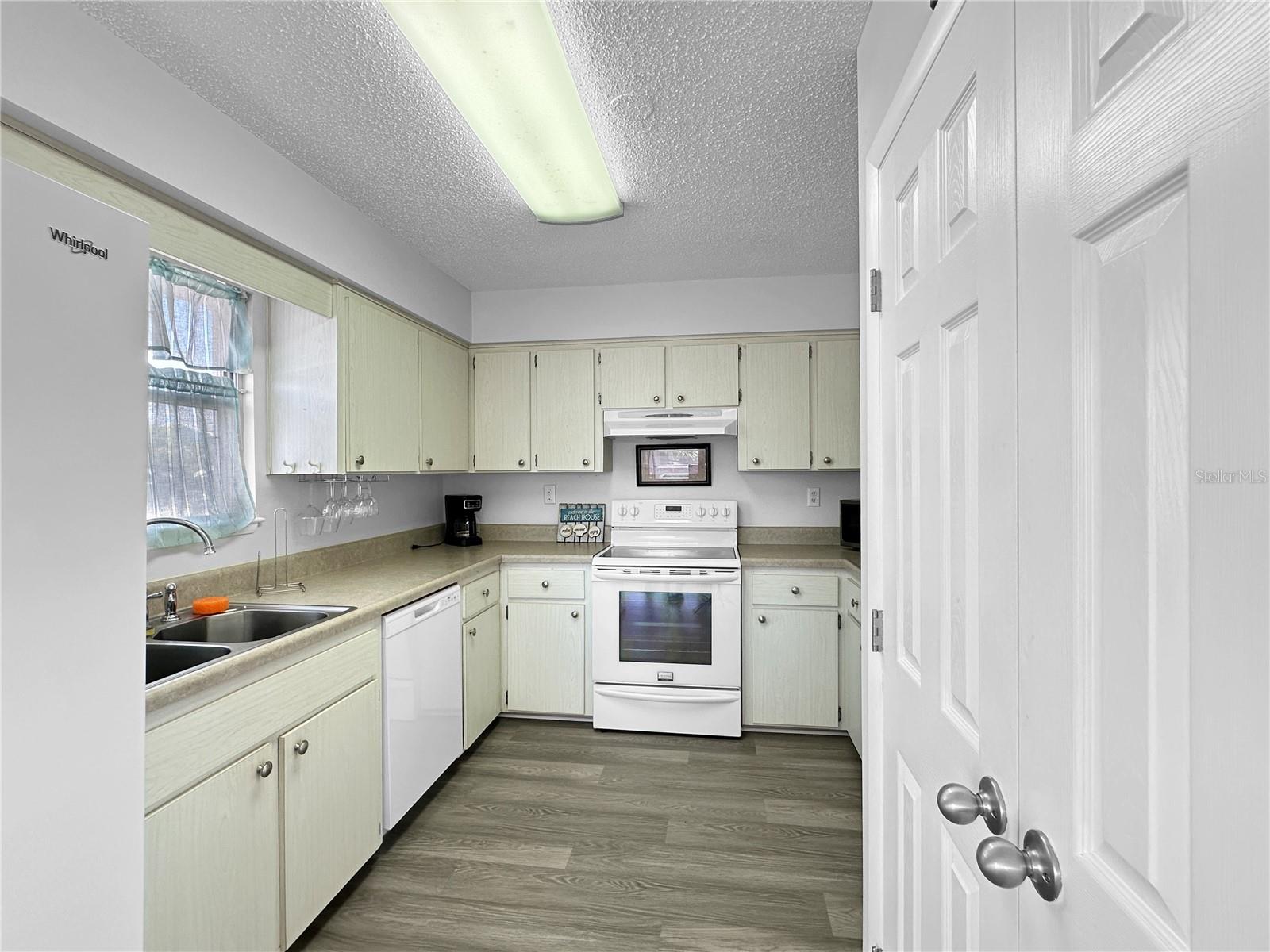 Image 19 of 30 For 824 Garfish Avenue